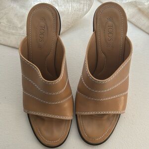 Tod’s Tan Heels